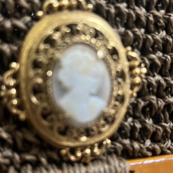 Hand carved shell lady cameo pin, accent signed Florenza collar pin - Picture 3 of 5
